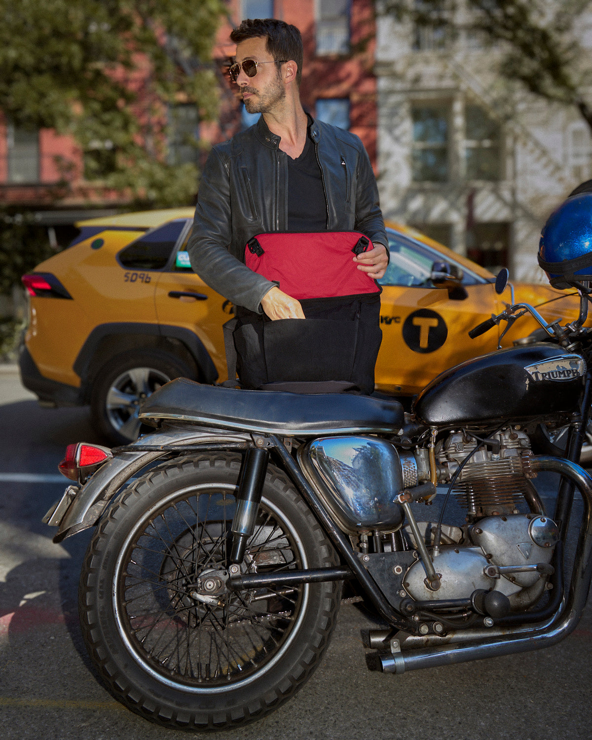 Manhattan Portage Redux Messenger Bag ver 2 inside red lining 